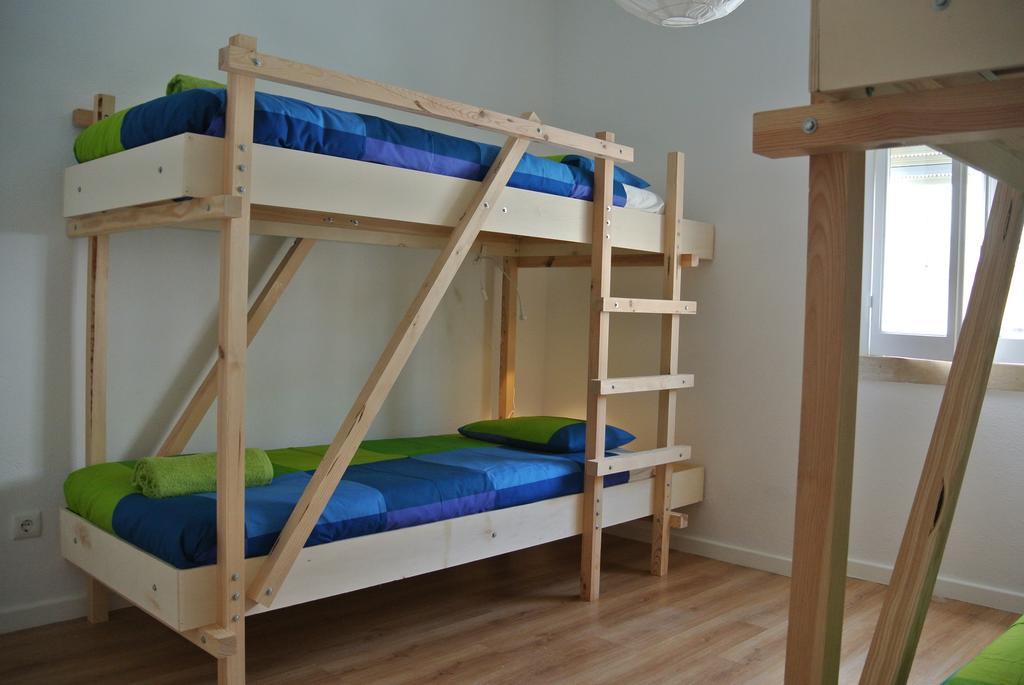 Cama num Dormitório Misto com 4 Camas